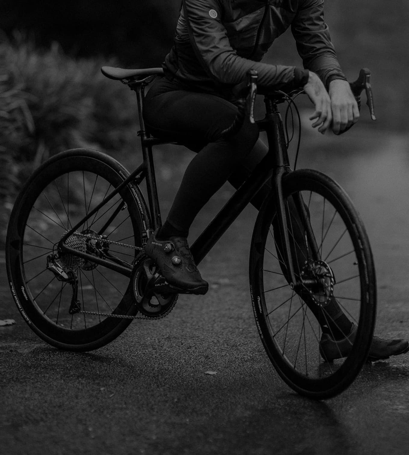 Pessoa parada em cima de uma
          bicicleta.